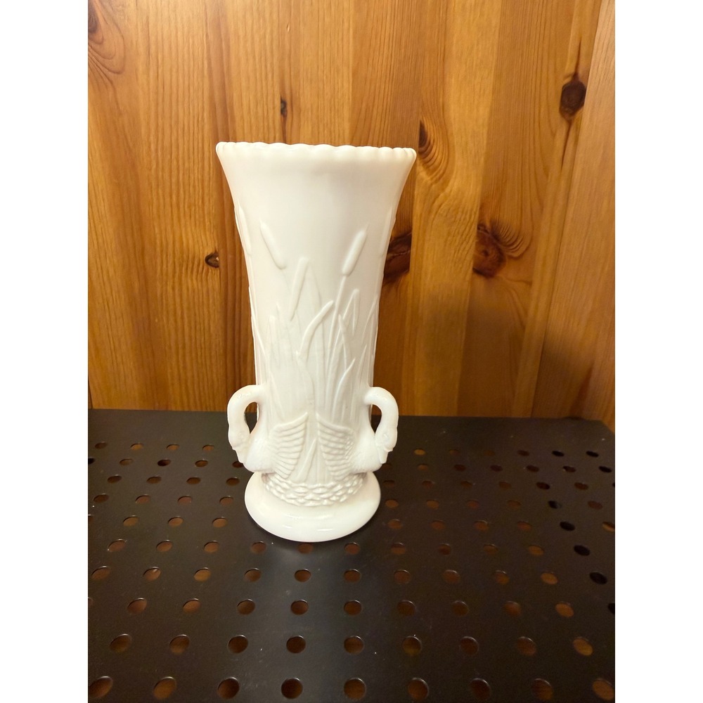 Vintage Milk Glass Swan & Cattails Vase Scalloped Rim 6.5"